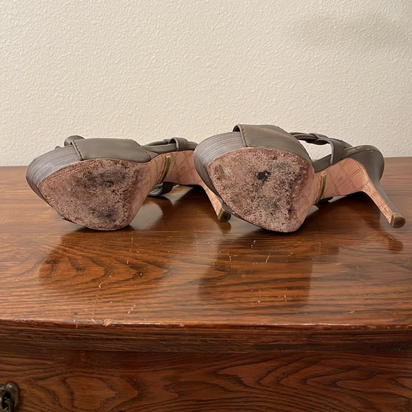 L.A.M.B. Veena Gray Platform Sandals with Flower - Picture 5 of 16